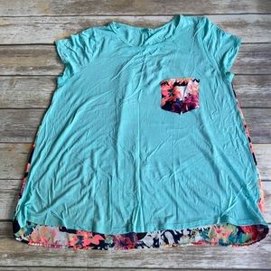 Women’s XL Short sleeve top with floral detail!